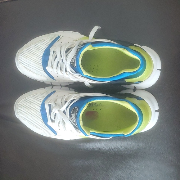 Mens nike huaraches, size 10, I worn them on the snow and the front pilled off. - Picture 3 of 5